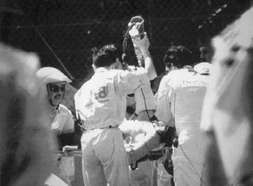 I medici mentre trasportano con la barella Ayrton Senna(Ansa)